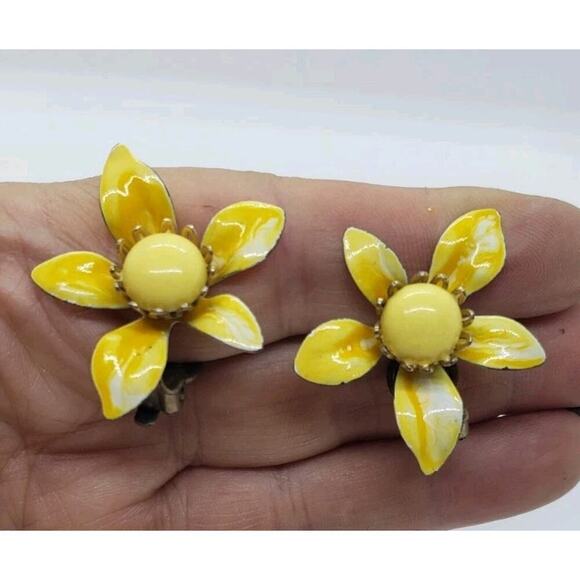 Vintage Earrings Yellow Daisy Flower Enamel 1950s Clip on - Picture 4 of 7